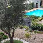 Village מלון